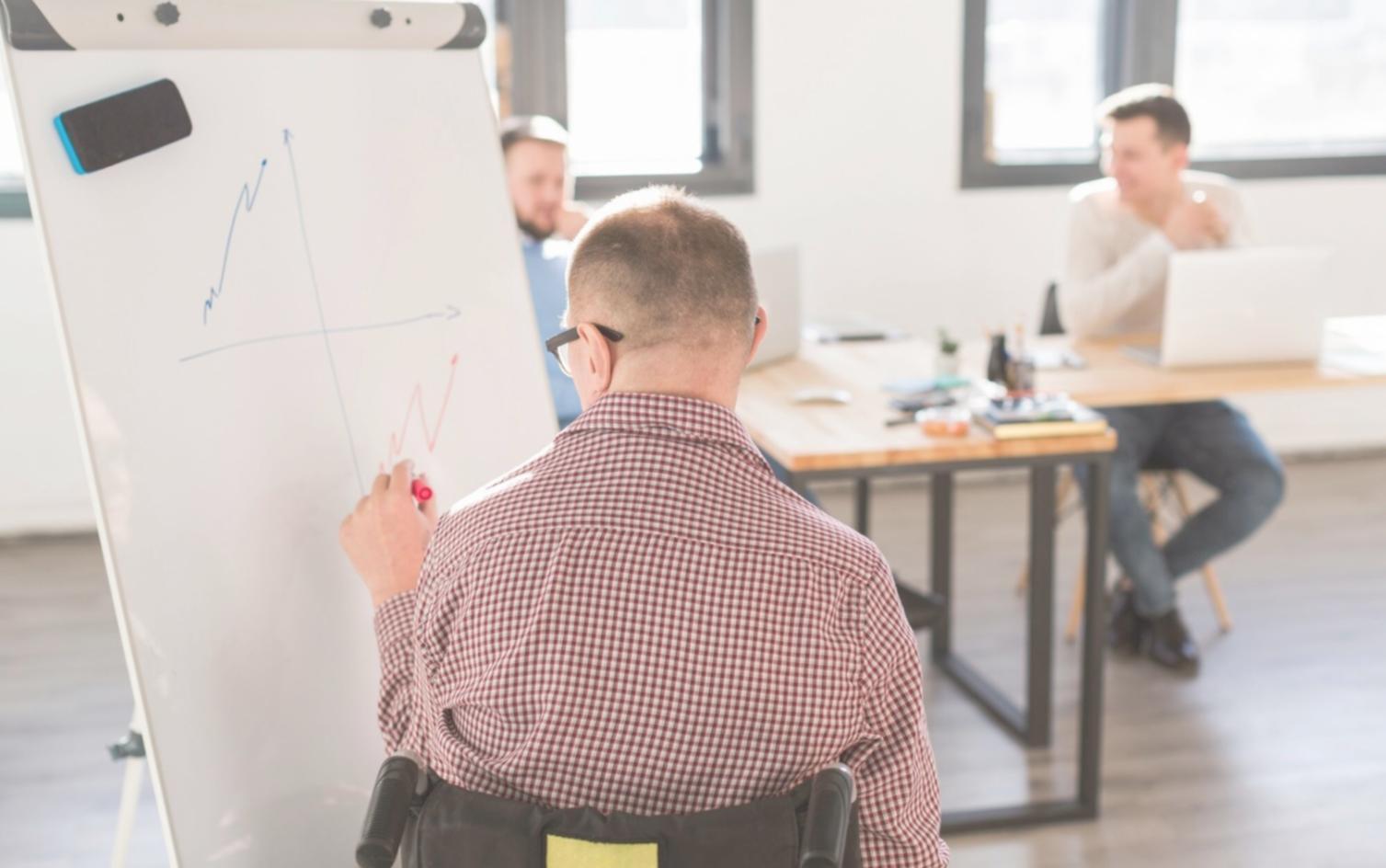 Profesionales analizando estrategias financieras en oficina moderna